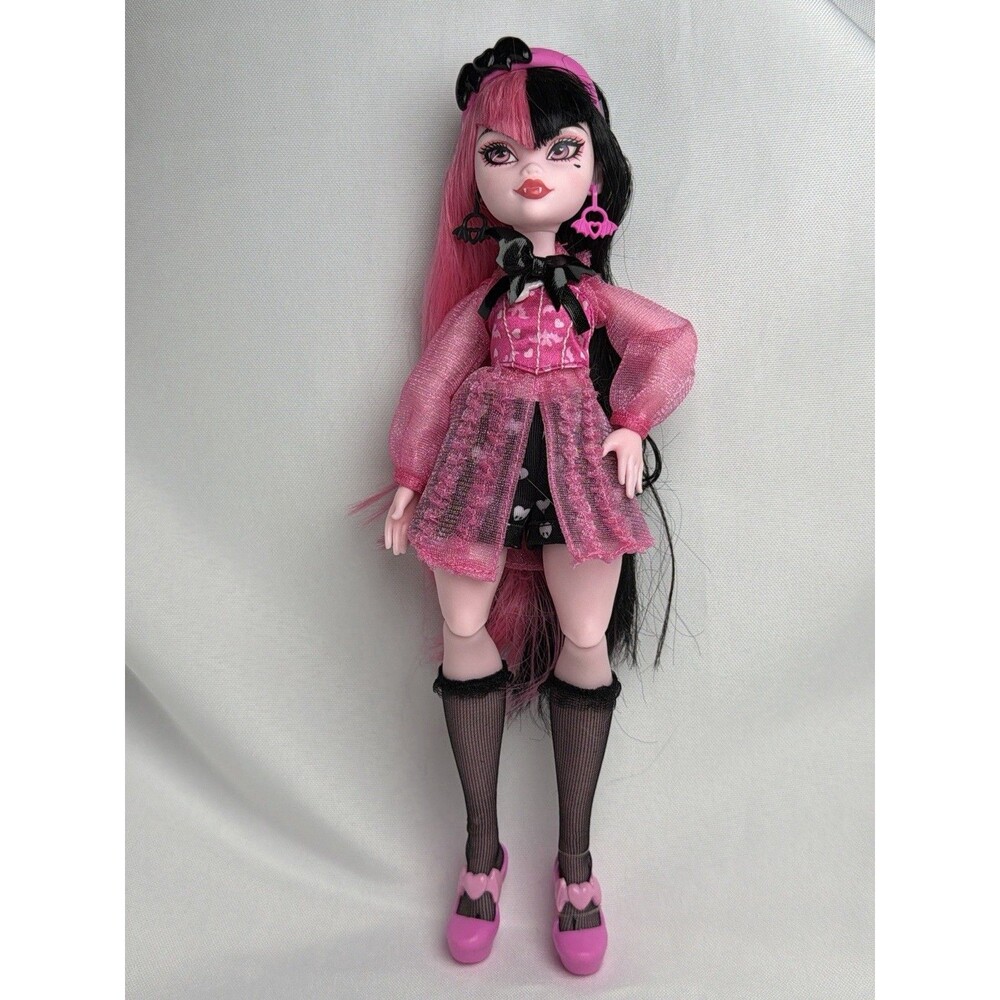 Monster High Draculaura Doll 2021 Mattel Pink Black Hair Heart Dress